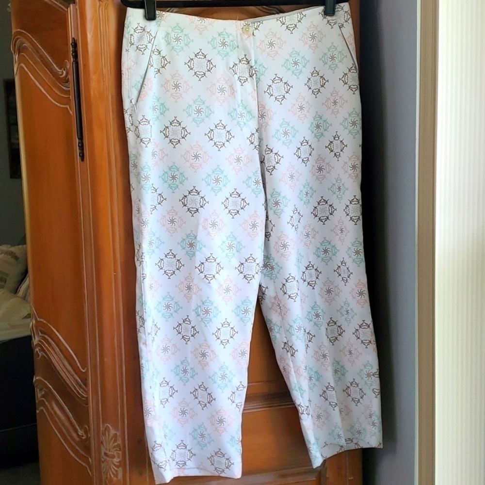 BOLLE GOLF, capris mature style. Size 12.‎ White with geometric print. 3 pockets